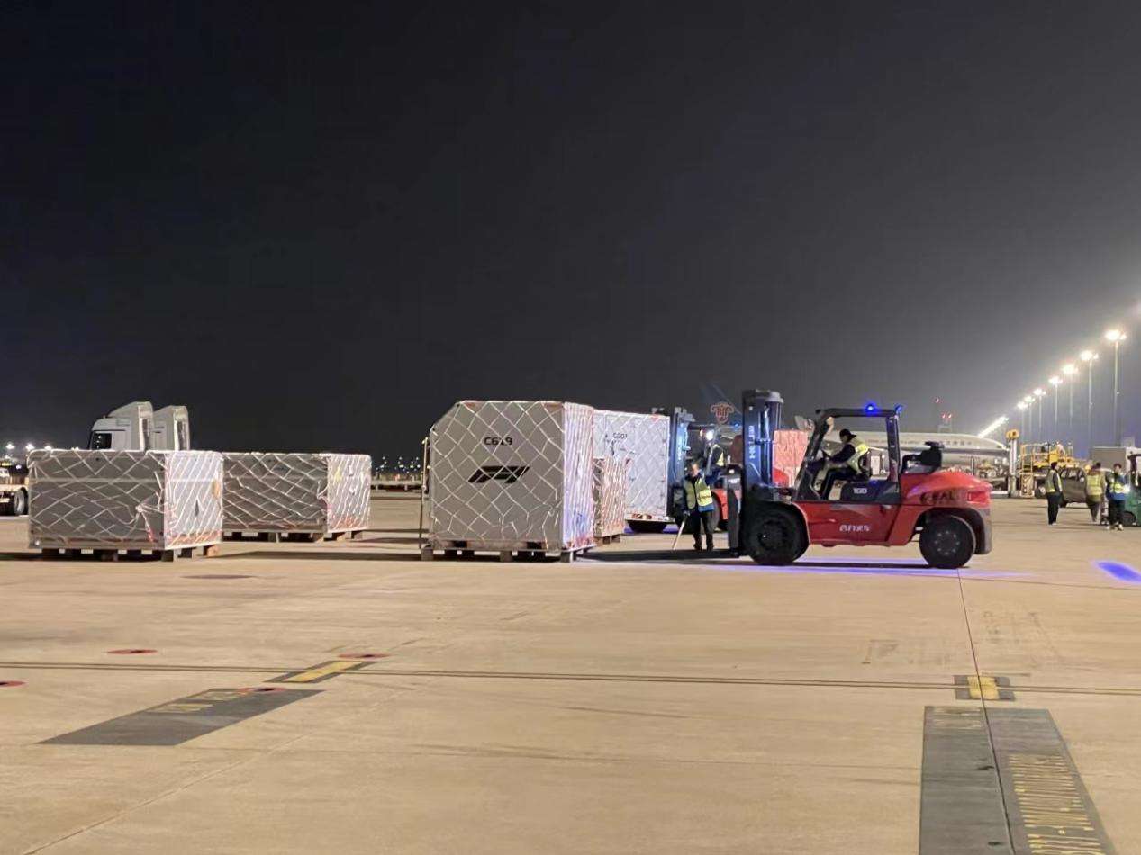 米乐m6F1重返上海 东航完成438吨F1赛车及设备抵沪参赛(图1)